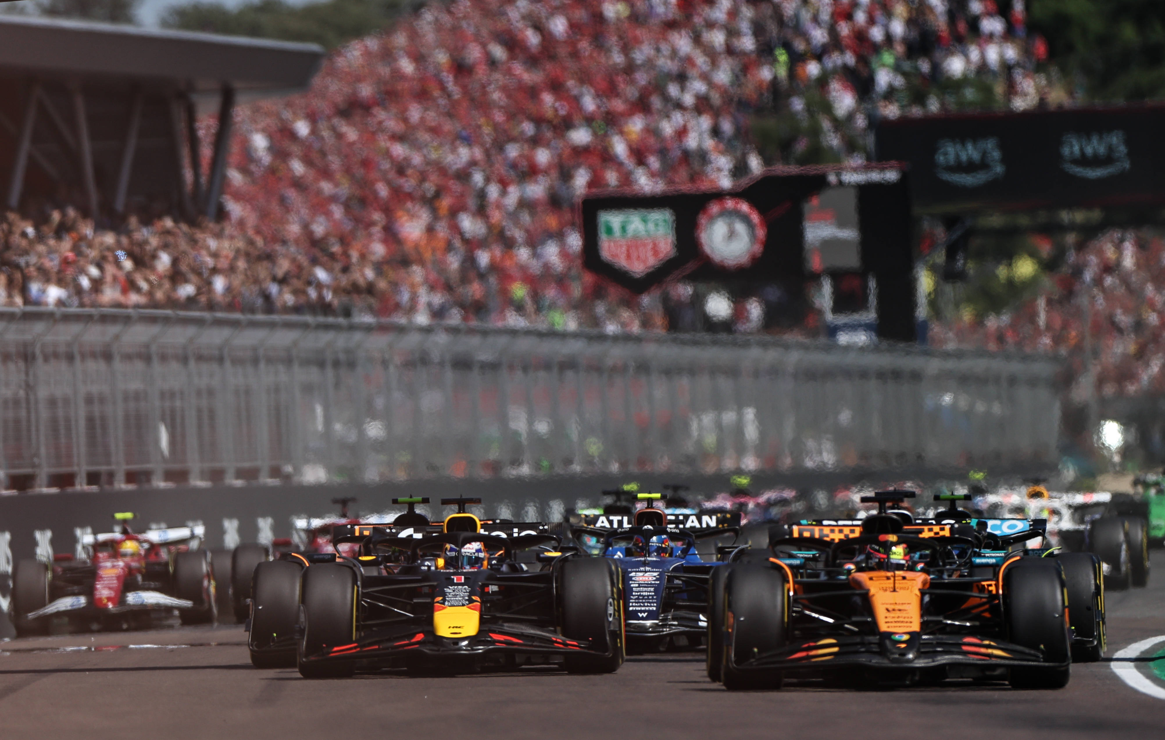 梅赛德斯险胜威廉姆斯，皮亚斯特里带队取胜